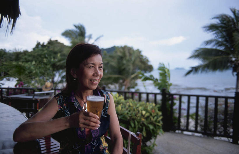 东方人,头发,一个人,栏杆,坐,笑,摸,微笑,露齿笑,横图,室外,白天,正面,旅游,度假,海浪,海洋,植物,餐桌,桌子,亚洲,仅一个年轻女性,仅一个女性,仅一个人,抚摸,握,阴影,服装,光线,影子,浪花,云,云朵,围栏,地面,拿,云彩,拿着,注视,休闲装,黄种人,娱乐,护栏,树,树木,衣服,蓝色,绿色,黑色,灰色,白云,蓝天,天空,阳光,自然,海水,天,观察,看,靠,靠着,倚靠,享受,休闲,休闲服,放松,握着,服饰,生长,成长,餐台,观看,察看,倚着,关注,海景,年轻女性,女人,女性,亚洲人,长发,大海,风浪,海,海水的波动,近岸浪,涌浪,触摸,接触,坐着,半身,彩图