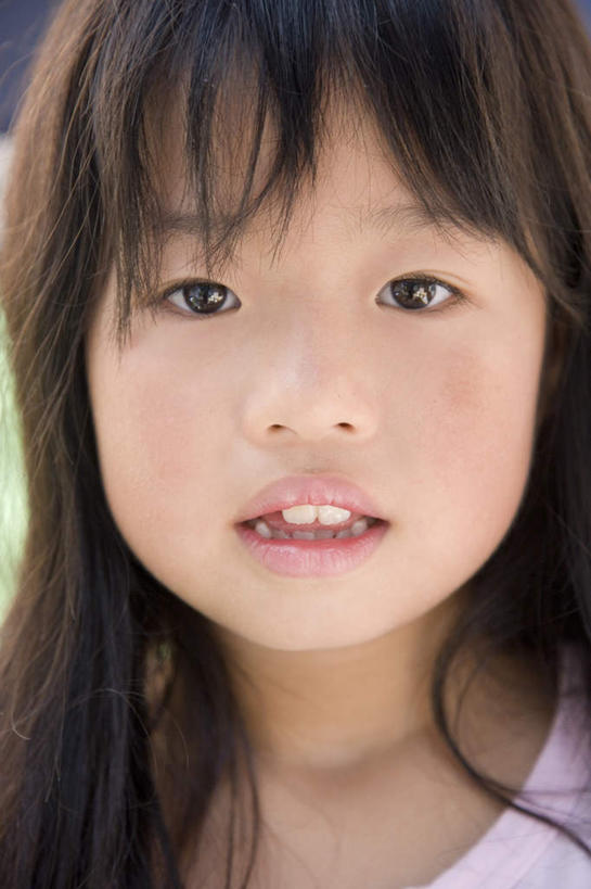 东方人,儿童,脸,头,脸颊,头发,一个人,站,笑,微笑,露齿笑,竖图,室外,白天,正面,纯洁,亚洲,仅一个女性,仅一个人,阴影,服装,光线,影子,注视,休闲装,黄种人,小孩,衣服,黄色,白色,黑色,阳光,观察,看,站着,仅一个小孩,休闲,休闲服,可爱,迷茫,童年,童趣,服饰,观看,察看,关注,童真,烂漫,无邪,天真,女孩,女人,女性,亚洲人,孩子,头部,脸部,脸蛋,面部,站立,半身,彩图,女生