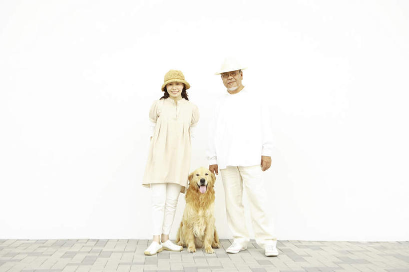 东方人,两个人,家庭,夫妻,站,坐,笑,微笑,露齿笑,横图,室外,白天,正面,爱情,旅游,度假,宠物,狗,帽子,亚洲,牵,握,阴影,服装,光线,影子,浪漫,注视,休闲装,黄种人,娱乐,金毛犬,一只,衣服,蓝色,白色,蓝天,天空,阳光,动物,遮阳帽,天,观察,看,站着,享受,休闲,温暖,温馨,一家人,休闲服,恩爱,放松,可爱,握着,恋人,服饰,金毛,观看,牵着,和睦,察看,关注,寻回犬,金毛寻回犬,忠诚,一顶,老年男性,老年女性,男人,男性,女人,女性,亚洲人,夫妇,情侣,犬,站立,坐着,彩图,全身,伴侣,融洽