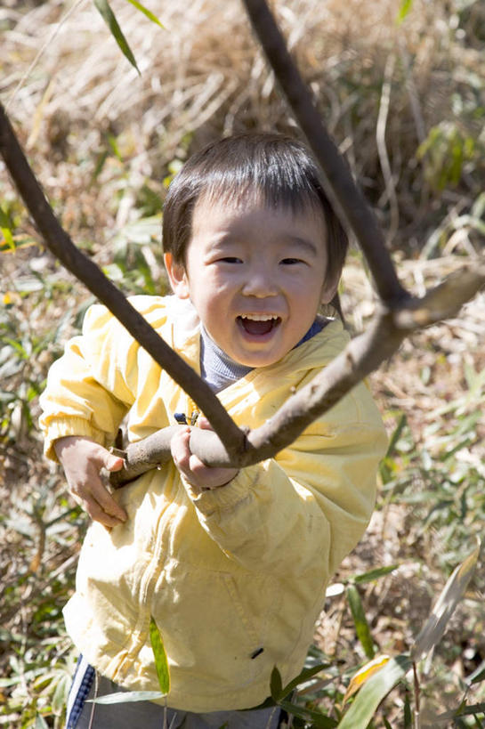 东方人,儿童,头发,一个人,站,举,笑,摸,微笑,露齿笑,竖图,室外,白天,正面,旅游,度假,纯洁,草地,草坪,植物,亚洲,仅一个男性,仅一个人,抚摸,握,阴影,服装,光线,影子,枝条,拿,拿着,注视,休闲装,黄种人,娱乐,草,树,树木,树枝,小孩,衣服,黄色,绿色,黑色,阳光,自然,观察,看,托,站着,张嘴,仅一个小孩,享受,休闲,休闲服,放松,可爱,童年,童趣,握着,服饰,生长,成长,观看,察看,关注,张大嘴巴,童真,烂漫,无邪,天真,男孩,男人,男性,亚洲人,孩子,张开嘴,触摸,接触,举起,举手,举着,向上举,向上伸,向上托,站立,半身,彩图,男生