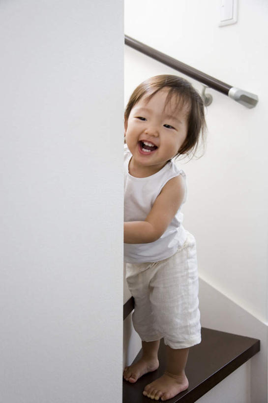 东方人,婴儿,儿童,头发,一个人,栏杆,站,笑,微笑,露齿笑,竖图,室内,白天,正面,婴儿服装,纯洁,地板,楼梯,亚洲,仅一个人,撑,阴影,光线,影子,阶梯,墙,围栏,地面,注视,黄种人,护栏,木地板,墙壁,墙面,台阶,小孩,白色,黑色,阳光,观察,看,站着,张嘴,可爱,活泼,观看,察看,撑着,关注,宝宝,张大嘴巴,纯真,烂漫,无邪,伶俐,天真,亚洲人,孩子,张开嘴,站立,半身,彩图,婴儿服,襁褓