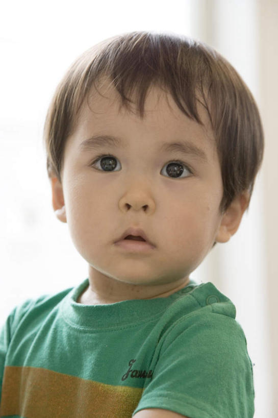 东方人,儿童,头发,一个人,站,笑,微笑,露齿笑,竖图,室内,白天,正面,纯洁,窗户,窗帘,落地窗,亚洲,仅一个男性,仅一个人,阴影,服装,光线,影子,扭头,注视,休闲装,黄种人,玻璃窗,小孩,衣服,绿色,白色,黑色,阳光,观察,看,站着,张嘴,转头,仅一个小孩,休闲,休闲服,可爱,迷茫,童年,童趣,服饰,观看,察看,关注,张大嘴巴,童真,烂漫,无邪,天真,男孩,男人,男性,亚洲人,孩子,张开嘴,站立,半身,彩图,男生