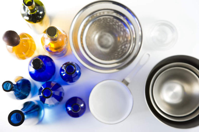 无人,横图,俯视,室内,特写,白天,白色背景,烹饪,桌面,餐具,厨具,许多,阴影,堆叠,光线,碟子,炖锅,罐子,锅子,滤器,盘,影子,勺子,玻璃制品,三个,黄色,蓝色,阳光,盘子,玻璃瓶,瓶子,碟,摄影,影棚,堆,漏勺,烹饪用具,烹调用具,烹调,彩图,高角度拍摄,影棚拍摄,拍摄