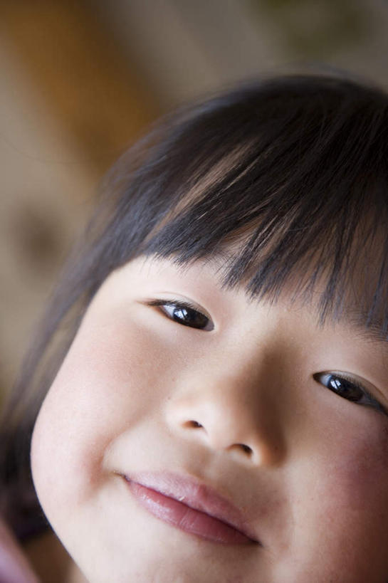 东方人,儿童,脸,头,脸颊,头发,一个人,站,笑,微笑,竖图,室内,白天,仰视,纯洁,亚洲,仅一个女性,仅一个人,阴影,光线,瓦片,影子,屋檐,注视,黄种人,檐,小孩,黑色,阳光,观察,看,站着,仅一个小孩,可爱,童年,童趣,观看,察看,关注,童真,烂漫,无邪,天真,女孩,女人,女性,亚洲人,孩子,头部,脸部,脸蛋,面部,站立,半身,彩图,低角度拍摄,女生