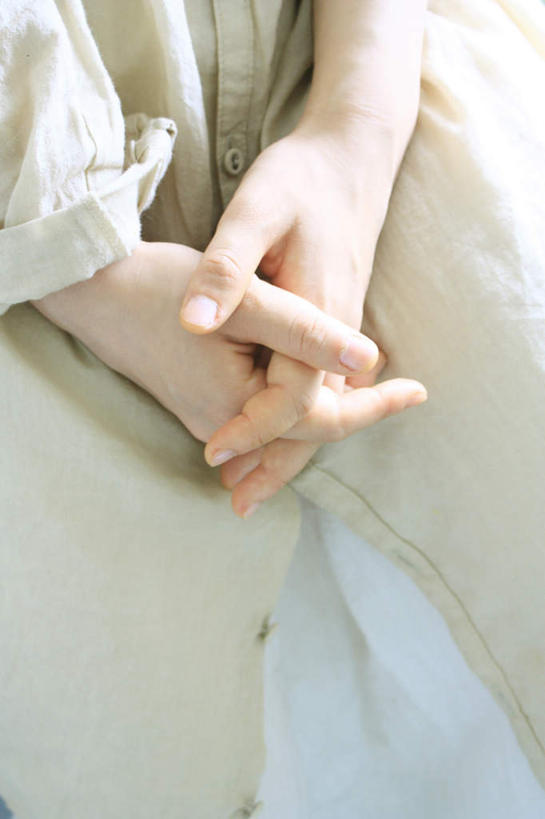 东方人,手,一个人,坐,摸,交叉,竖图,俯视,室内,白天,亚洲,仅一个男性,仅一个人,抚摸,握,阴影,服装,光线,影子,休闲装,黄种人,仅一个年轻男性,衣服,灰色,阳光,休闲,手部,休闲服,握着,服饰,相交,交集,男人,男性,年轻男性,亚洲人,触摸,接触,坐着,半身,彩图,高角度拍摄