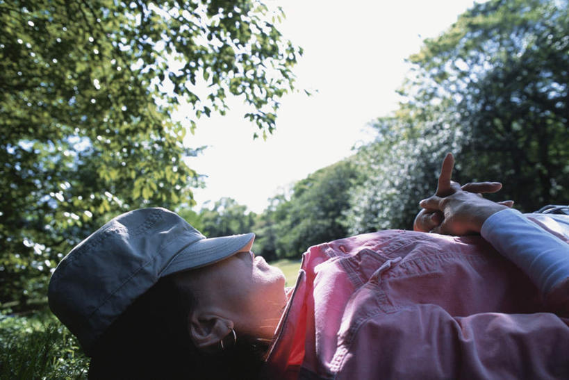 东方人,一个人,躺,笑,摸,交叉,微笑,横图,室外,白天,正面,旅游,度假,草地,草坪,植物,帽子,亚洲,仅一个年轻女性,仅一个女性,仅一个人,抚摸,阴影,服装,光线,影子,云,云朵,云彩,休闲装,黄种人,娱乐,运动帽,草,树,树木,衣服,粉色,蓝色,绿色,白云,蓝天,天空,阳光,自然,天,享受,休闲,休闲服,鸭舌帽,放松,遮,遮掩,服饰,生长,成长,掩盖,遮挡,遮盖,相交,交集,一顶,掩饰,卧着,年轻女性,女人,女性,亚洲人,触摸,接触,躺着,卧,半身,彩图