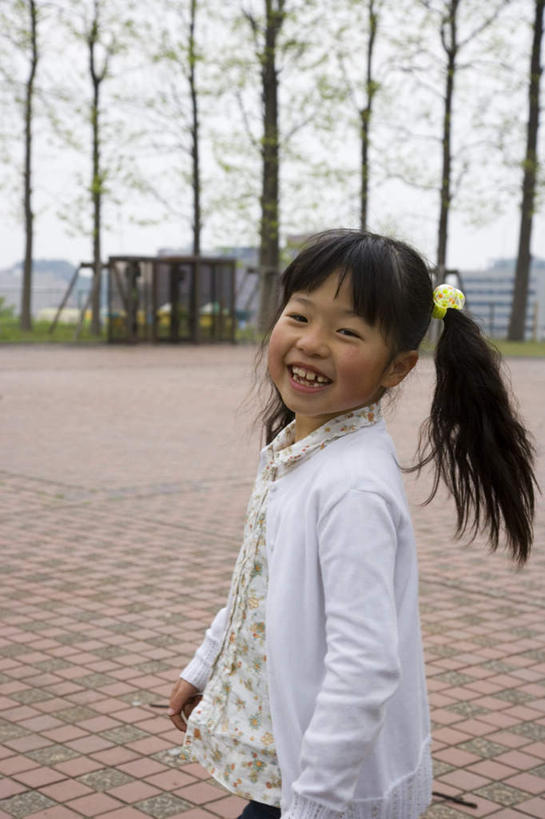 东方人,儿童,头发,一个人,家,站,笑,摸,微笑,露齿笑,竖图,室外,白天,侧面,旅游,度假,纯洁,植物,亚洲,仅一个女性,仅一个人,一排,许多,抚摸,服装,整齐,瓷砖,地砖,方格,房屋,屋子,地面,扭头,注视,休闲装,黄种人,娱乐,楼房,住宅,树,树木,排列,小孩,衣服,蓝色,绿色,白色,黑色,蓝天,天空,自然,天,观察,看,站着,转头,仅一个小孩,享受,休闲,休闲服,放松,可爱,童年,童趣,服饰,生长,成长,观看,察看,队列,关注,童真,烂漫,无邪,天真,女孩,女人,女性,亚洲人,孩子,触摸,接触,站立,半身,彩图,房子,女生