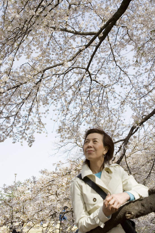 东方人,头发,一个人,坐,笑,摸,微笑,露齿笑,竖图,室外,白天,正面,旅游,度假,森林,树林,植物,樱花,亚洲,仅一个年轻女性,仅一个女性,仅一个人,抚摸,阴影,服装,盛开,光线,包,皮包,影子,云,云朵,花蕾,云彩,扭头,注视,休闲装,黄种人,娱乐,花,花瓣,花朵,鲜花,树,树木,一个,衣服,蓝色,绿色,白色,黑色,白云,蓝天,天空,阳光,自然,天,花苞,花蕊,观察,看,转头,享受,休闲,休闲服,放松,服饰,生长,单个,成长,观看,单肩包,察看,关注,仙樱花,福岛樱,青肤樱,年轻女性,女人,女性,亚洲人,长发,荆桃,触摸,接触,坐着,半身,彩图