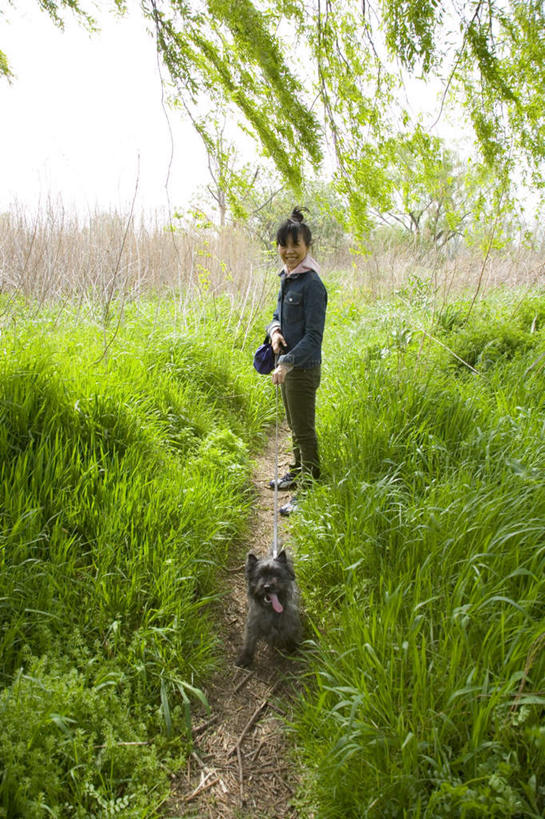 东方人,头发,一个人,站,笑,摸,微笑,露齿笑,竖图,室外,白天,侧面,旅游,度假,草地,草坪,森林,树林,植物,宠物,狗,亚洲,仅一个年轻女性,仅一个女性,仅一个人,抚摸,牵,阴影,服装,光线,影子,云,云朵,云彩,注视,休闲装,黄种人,娱乐,吐舌头,草,树,树木,一只,衣服,蓝色,绿色,黑色,白云,蓝天,天空,阳光,自然,动物,绳子,天,观察,看,站着,享受,休闲,休闲服,放松,可爱,服饰,生长,成长,观看,牵着,绳索,察看,关注,忠诚,年轻女性,女人,女性,亚洲人,犬,触摸,接触,站立,彩图,全身