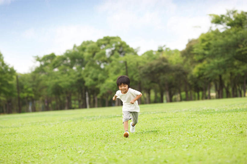 东方人,儿童,头发,一个人,站,跑,伸展双臂,笑,微笑,露齿笑,横图,室外,白天,正面,锻炼,旅游,度假,纯洁,运动,草地,草坪,森林,树林,植物,亚洲,仅一个男性,仅一个人,阴影,服装,光线,影子,云,云朵,云彩,注视,休闲装,黄种人,娱乐,草,树,树木,小孩,衣服,蓝色,绿色,白色,黑色,白云,蓝天,天空,阳光,自然,天,观察,看,站着,仅一个小孩,享受,休闲,休闲服,放松,可爱,童年,童趣,服饰,生长,成长,观看,察看,关注,童真,烂漫,无邪,体育,天真,男孩,男人,男性,亚洲人,孩子,敞开双臂,跑步,伸开双臂,展开双肩,站立,张开手臂,张开双臂,彩图,全身,健身,男生