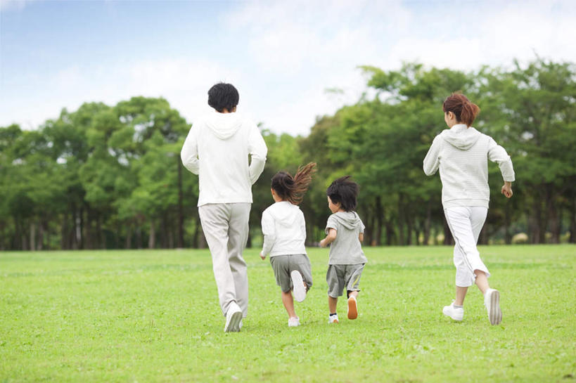 东方人,儿童,头发,四个人,家庭,夫妻,母亲,父亲,女儿,儿子,站,跑,横图,室外,白天,爱情,锻炼,纯洁,运动,草地,草坪,森林,树林,植物,亚洲,一排,阴影,服装,整齐,光线,影子,云,云朵,浪漫,云彩,休闲装,黄种人,草,树,树木,排列,小孩,背面,衣服,蓝色,绿色,白色,黑色,白云,蓝天,天空,阳光,自然,天,站着,休闲,温暖,温馨,父子,母女,一家人,休闲服,恩爱,父爱,可爱,母爱,童年,童趣,恋人,服饰,生长,成长,和睦,队列,童真,烂漫,无邪,体育,天真,男孩,男人,男性,年轻男性,年轻女性,女孩,女人,女性,亚洲人,孩子,夫妇,情侣,跑步,站立,彩图,全身,健身,伴侣,融洽,男生,女生