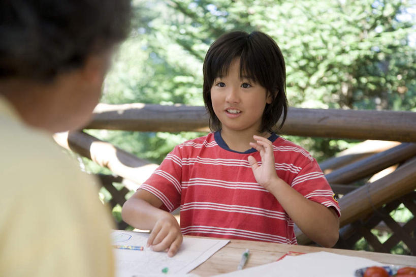 东方人,儿童,背部,头发,两个人,家庭,母亲,女儿,栏杆,坐,举,笑,摸,微笑,露齿笑,横图,室外,白天,正面,旅游,度假,纯洁,草地,草坪,植物,桌子,亚洲,许多,抚摸,握,条纹,服装,笔,围栏,办公用品,记事本,拿,拿着,注视,休闲装,黄种人,娱乐,书桌,护栏,文具,草,树,树木,小孩,衣服,红色,蓝色,绿色,白色,蓝天,天空,自然,本子,笔记本,课桌,橡皮,学习用品,天,观察,看,靠,靠着,托,倚靠,享受,休闲,温暖,温馨,母女,一家人,休闲服,放松,可爱,母爱,童年,童趣,握着,服饰,生长,成长,观看,文具用品,和睦,察看,倚着,关注,童真,烂漫,无邪,天真,年轻女性,女孩,女人,女性,亚洲人,孩子,年轻人,触摸,接触,举起,举手,举着,向上举,向上伸,向上托,坐着,半身,彩图,融洽,女生