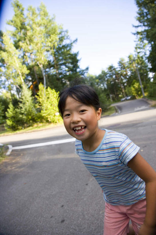 东方人,儿童,头发,一个人,站,笑,微笑,露齿笑,竖图,室外,白天,正面,旅游,度假,纯洁,树林,植物,道路,路,亚洲,仅一个女性,仅一个人,阴影,条纹,服装,光线,影子,小路,交通,扭头,注视,休闲装,黄种人,娱乐,树,树木,小孩,衣服,蓝色,绿色,黑色,蓝天,天空,阳光,自然,天,观察,看,站着,转头,仅一个小孩,享受,休闲,休闲服,放松,可爱,童年,童趣,服饰,乡间小路,生长,成长,观看,察看,关注,童真,烂漫,无邪,天真,女孩,女人,女性,亚洲人,孩子,站立,半身,彩图,女生