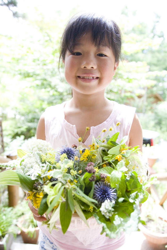 东方人,儿童,头发,一个人,站,捧,笑,摸,微笑,露齿笑,竖图,室外,白天,正面,旅游,度假,纯洁,草地,草坪,植物,叶子,亚洲,仅一个女性,仅一个人,一堆,抚摸,阴影,堆叠,堆积,服装,盛开,光线,影子,绿叶,花蕾,注视,休闲装,黄种人,娱乐,草,花,花瓣,花朵,鲜花,树,树木,小孩,衣服,黄色,绿色,紫色,白色,黑色,阳光,自然,花束,花苞,花蕊,观察,看,站着,仅一个小孩,享受,休闲,休闲服,嫩叶,放松,可爱,童年,童趣,服饰,生长,成长,观看,堆,察看,关注,童真,烂漫,无邪,天真,女孩,女人,女性,亚洲人,孩子,长发,叶,叶片,触摸,端,端着,接触,捧着,手捧,站立,半身,彩图,女生