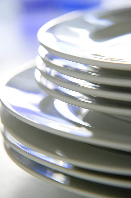 无人,竖图,俯视,室内,特写,白天,桌面,餐具,一排,许多,阴影,朦胧,模糊,整齐,光线,碟子,盘,影子,排列,阳光,盘子,碟,摄影,影棚,堆,队列,彩图,高角度拍摄,影棚拍摄,拍摄