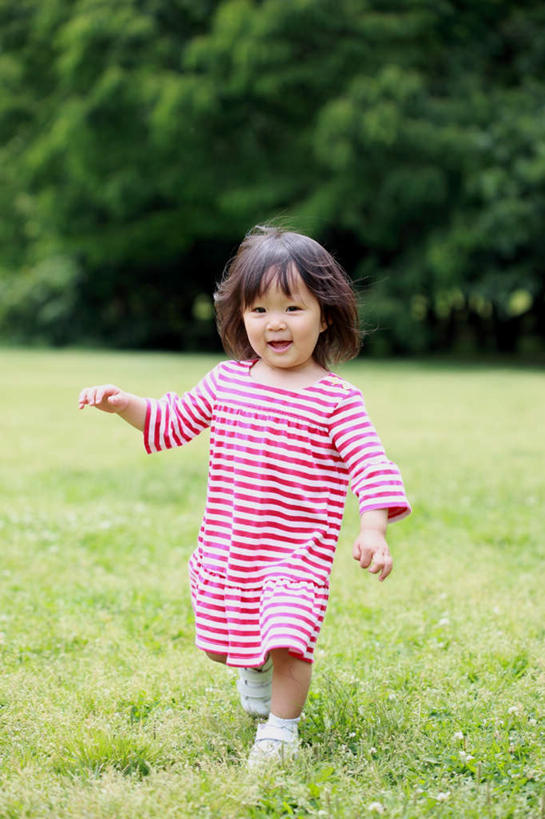 东方人,儿童,头发,一个人,站,走,笑,微笑,露齿笑,竖图,室外,白天,正面,裙子,旅游,度假,纯洁,草地,草坪,植物,亚洲,仅一个女性,仅一个人,阴影,连衣裙,光线,影子,斑点,注视,黄种人,娱乐,草,树,树木,小孩,粉色,绿色,黑色,阳光,自然,观察,看,站着,仅一个小孩,享受,休闲,放松,可爱,童年,童趣,生长,成长,观看,察看,关注,童真,烂漫,无邪,天真,女孩,女人,女性,亚洲人,孩子,长发,步行,散步,站立,走路,彩图,全身,女生