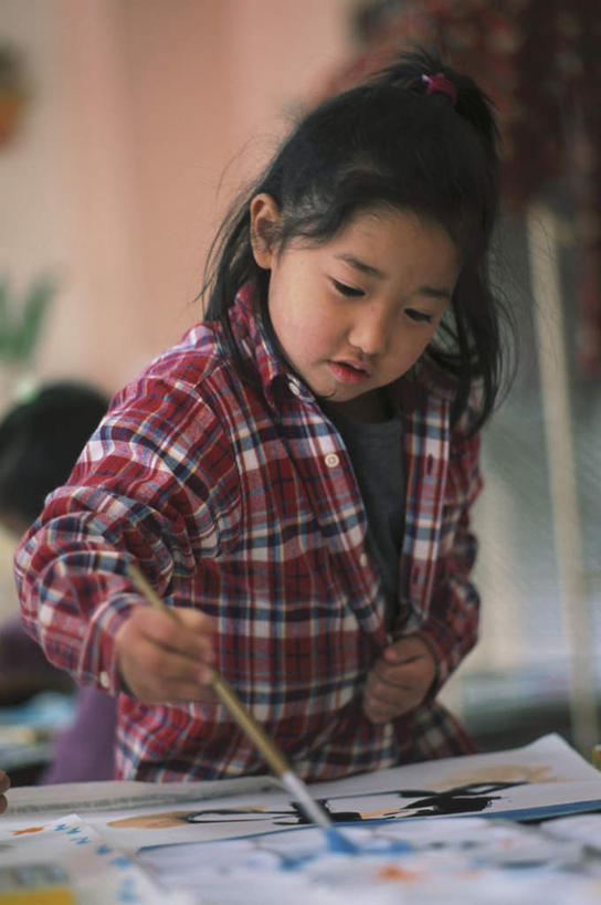 东方人,儿童,头发,一个人,站,笑,摸,微笑,露齿笑,竖图,室内,白天,正面,衬衫,纯洁,桌子,亚洲,仅一个女性,仅一个人,抚摸,握,笔,方格,毛笔,墙,办公用品,拿,图画,拿着,注视,黄种人,书桌,墙壁,墙面,文具,小孩,红色,黑色,课桌,学习用品,低头,观察,看,站着,仅一个小孩,可爱,童年,童趣,握着,观看,文具用品,一支,察看,关注,童真,烂漫,无邪,天真,女孩,女人,女性,亚洲人,孩子,触摸,画画,接触,站立,半身,彩图,衬衣,女生