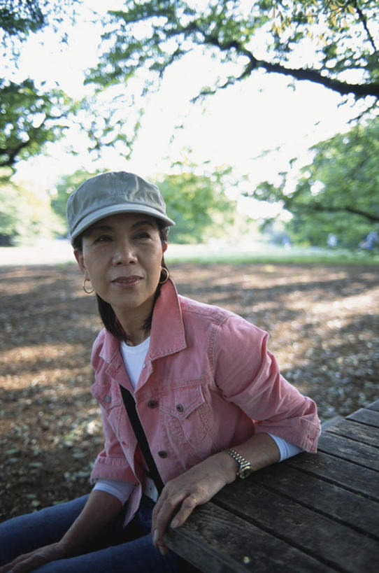 东方人,一个人,坐,笑,摸,微笑,露齿笑,竖图,室外,白天,正面,旅游,度假,草地,草坪,植物,桌子,帽子,椅子,亚洲,仅一个年轻女性,仅一个女性,仅一个人,撑,抚摸,阴影,服装,光线,包,皮包,影子,木椅,云,云朵,云彩,扭头,注视,休闲装,黄种人,娱乐,草,一个,衣服,粉色,蓝色,绿色,黑色,白云,蓝天,天空,阳光,遮阳帽,天,观察,看,转头,享受,休闲,休闲服,放松,服饰,单个,观看,单肩包,察看,撑着,关注,一顶,年轻女性,女人,女性,亚洲人,触摸,接触,坐着,半身,彩图