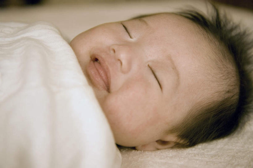 东方人,婴儿,儿童,脸,头,脸颊,头发,一个人,躺,闭眼,笑,微笑,露齿笑,横图,俯视,室内,白天,纯洁,床,亚洲,仅一个人,床单,黄种人,被子,小孩,黑色,可爱,遮,遮掩,单人床,活泼,掩盖,被单,遮挡,宝宝,纯真,烂漫,无邪,遮盖,掩饰,卧着,伶俐,天真,亚洲人,孩子,头部,脸部,脸蛋,面部,闭眼睛,闭着眼,闭着眼睛,躺着,卧,半身,彩图,高角度拍摄