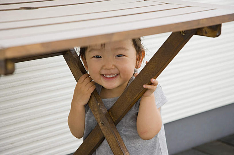 东方人,儿童,头发,一个人,站,笑,摸,微笑,露齿笑,横图,室外,白天,正面,纯洁,亚洲,仅一个女性,仅一个人,一排,许多,撑,抚摸,握,阴影,条纹,服装,整齐,光线,木条,木头,影子,墙,注视,休闲装,黄种人,墙壁,墙面,排列,小孩,衣服,黑色,灰色,阳光,观察,看,站着,仅一个小孩,休闲,休闲服,可爱,童年,童趣,握着,服饰,观看,察看,撑着,队列,关注,童真,烂漫,无邪,天真,女孩,女人,女性,亚洲人,孩子,触摸,接触,站立,半身,彩图,女生