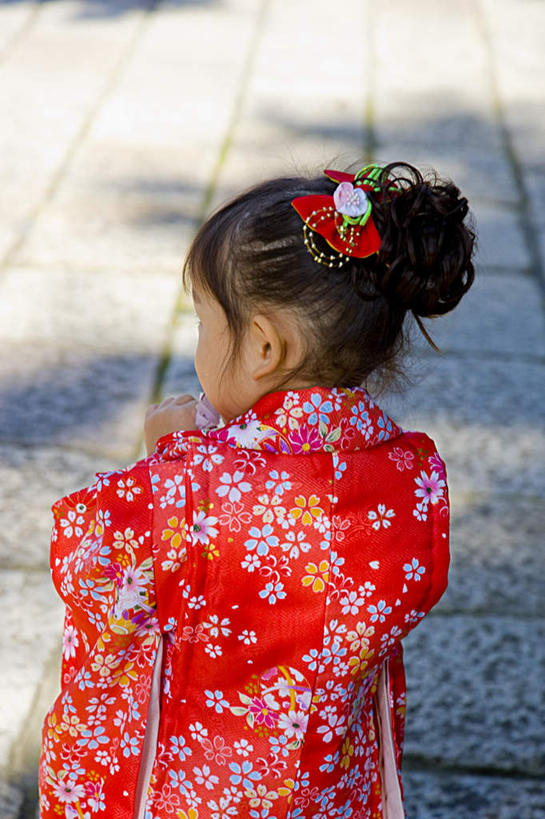 东方人,儿童,头发,一个人,站,摸,竖图,俯视,室外,白天,民族服装,纯洁,亚洲,仅一个女性,仅一个人,许多,抚摸,阴影,花纹,和服,光线,瓷砖,地砖,方格,图案,影子,地面,扭头,注视,黄种人,排列,小孩,红色,黑色,阳光,观察,看,站着,转头,仅一个小孩,可爱,童年,童趣,服饰,观看,察看,队列,关注,童真,烂漫,无邪,吴服,唐草,唐花,唐锦,天真,女孩,女人,女性,亚洲人,孩子,触摸,接触,站立,半身,彩图,高角度拍摄,传统服装,民俗服,女生