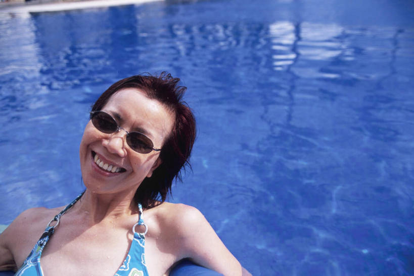 东方人,头发,一个人,体育馆,游泳池,躺,笑,微笑,露齿笑,横图,俯视,室外,白天,泳装,比基尼,旅游,度假,水,亚洲,仅一个年轻女性,仅一个女性,仅一个人,一副,阴影,波纹,光线,墨镜,眼镜,影子,水池,水面,注视,黄种人,娱乐,泳池,蓝色,黑色,水纹,阳光,太阳镜,太阳眼镜,波浪,观察,看,享受,休闲,遮阳镜,放松,观看,察看,游泳馆,关注,卧着,年轻女性,女人,女性,亚洲人,抬头,躺着,卧,仰头,半身,彩图,高角度拍摄,三点式,泳衣