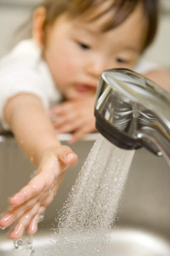 东方人,儿童,头发,一个人,站,笑,摸,微笑,露齿笑,竖图,俯视,室内,白天,纯洁,水,亚洲,仅一个女性,仅一个人,撑,抚摸,飞溅,服装,溅,水龙头,液体,水滴,注视,休闲装,黄种人,水珠,一个,小孩,衣服,白色,黑色,观察,看,站着,仅一个小孩,休闲,休闲服,可爱,童年,童趣,伸手,服饰,流动,单个,观看,察看,撑着,关注,喷洒,童真,烂漫,无邪,天真,女孩,女人,女性,亚洲人,孩子,触摸,接触,站立,半身,彩图,高角度拍摄,五指张开,女生