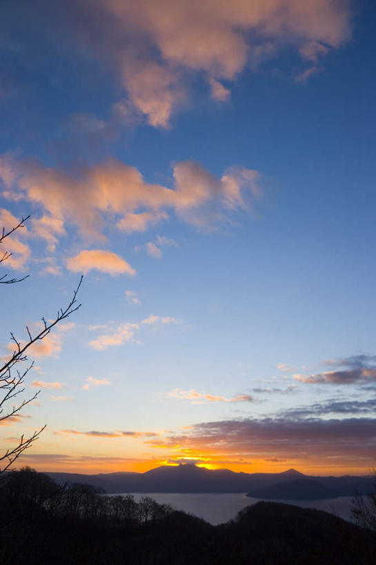 无人,竖图,室外,白天,正面,旅游,度假,日出,河流,美景,秋季,山,山脉,水,太阳,植物,阴影,光线,影子,河水,景观,山峰,水流,云,云朵,朝霞,晨曦,黎明,山峦,云彩,娱乐,树,树木,蓝色,绿色,白云,蓝天,天空,阳光,自然,群山,天,享受,休闲,景色,放松,生长,成长,自然风光,朝阳,秋,秋天,彩图,破晓