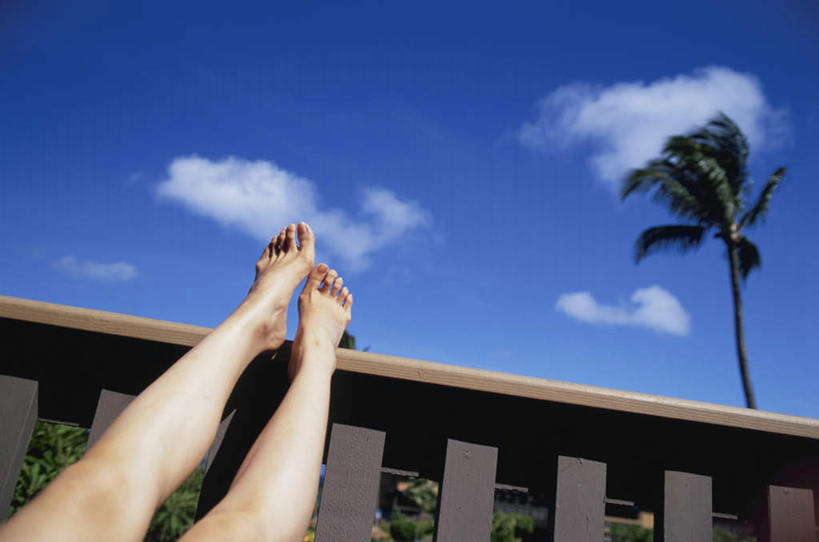 东方人,腿部,脚,脚趾,脚趾甲,腿,一个人,体育馆,游泳池,栏杆,横图,室外,白天,仰视,旅游,度假,水,植物,亚洲,仅一个年轻女性,仅一个女性,仅一个人,阴影,光线,影子,水池,水面,云,云朵,围栏,云彩,抬腿,黄种人,娱乐,泳池,护栏,树,树木,蓝色,绿色,白云,蓝天,天空,阳光,自然,天,享受,休闲,赤脚,放松,抬脚,生长,成长,游泳馆,年轻女性,女人,女性,亚洲人,脚指甲,半身,彩图,低角度拍摄