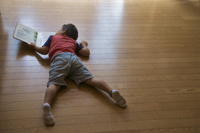 东方人,儿童,头发,一个人,笑,摸,微笑,露齿笑,横图,俯视,室内,白天,阅读,纯洁,地板,报纸,书籍,亚洲,仅一个男性,仅一个人,一本,抚摸,握,学习,阴影,服装,光线,影子,地面,拿,拿着,扭头,注视,休闲装,黄种人,木地板,小孩,衣服,红色,黑色,阳光,打开,观察,看,趴着,转头,仅一个小孩,休闲,休闲服,可爱,童年,童趣,浏览,握着,服饰,观看,翻阅,察看,开启,关注,童真,烂漫,无邪,天真,男孩,男人,男性,亚洲人,孩子,书,图书,触摸,接触,趴,彩图,高角度拍摄,全身,男生