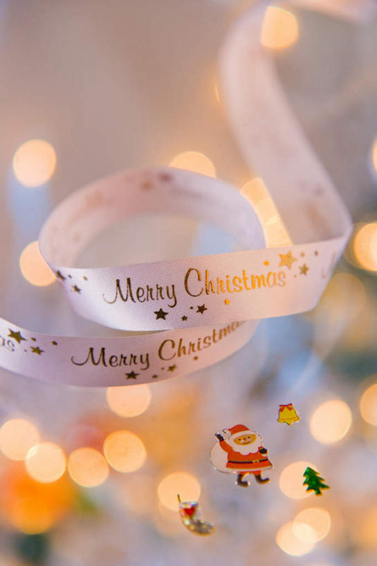 无人,竖图,俯视,室内,特写,白天,照明,圣诞节,阴影,节日,朦胧,模糊,庆祝,围绕,透明,反射,英文,标志,彩灯,文字,影子,字符,字母,灯光,缎带,旋转,文化,标识,灯,白色,灯具,庆典,花灯,纪念,英文字母,照亮,照明设备,彩图,高角度拍摄