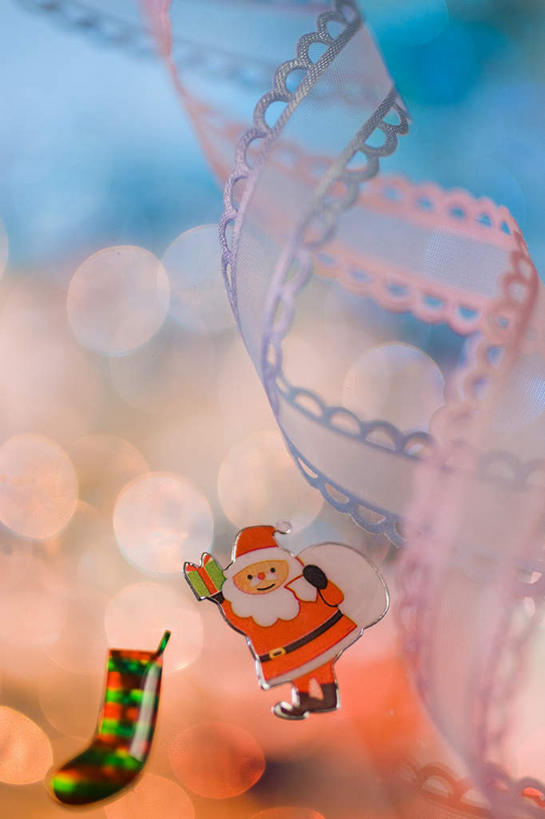 背,无人,站,举,笑,微笑,露齿笑,竖图,俯视,室内,特写,白天,帽子,照明,圣诞节,阴影,节日,朦胧,模糊,庆祝,围绕,透明,反射,彩灯,影子,灯光,缎带,注视,旋转,文化,灯,衣服,红色,白色,灯具,背着,观察,看,托,站着,庆典,圣诞帽,花灯,观看,纪念,照亮,察看,照明设备,关注,圣诞装,棉帽,举起,举手,举着,向上举,向上伸,向上托,站立,彩图,高角度拍摄