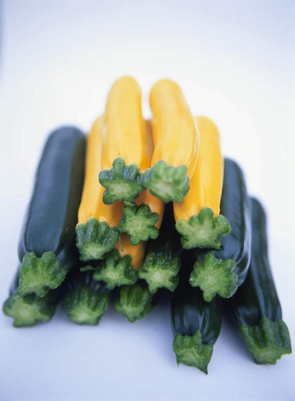 无人,竖图,俯视,室内,特写,白天,白色背景,桌面,黄瓜,蔬菜,一堆,许多,阴影,堆叠,堆积,新鲜,光线,影子,食品,食物,排列,黄色,绿色,阳光,摄影,有机食品,绿色食品,影棚,堆,队列,青瓜,胡瓜,彩图,高角度拍摄,影棚拍摄,拍摄