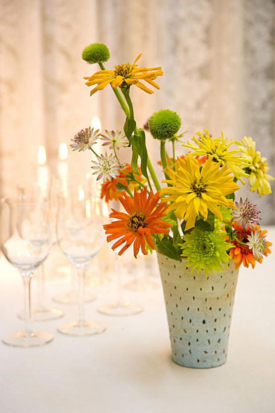 无人,竖图,俯视,室内,白天,爱情,智慧,窗户,落地窗,桌面,杯子,花瓶,许多,艺术,高脚杯,红酒杯,文化,玻璃窗,玻璃制品,两个,一个,黄色,红色,插花,玻璃瓶,酒杯,瓶子,菊花,单个,插花艺术,吉祥,创造,创作,想象,高洁,长寿,怀恋,清净,真情,寿客,秋菊,玻璃杯,彩图,高角度拍摄