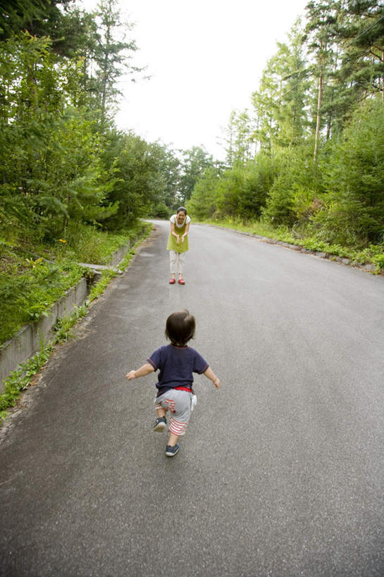 东方人,儿童,头发,一个人,站,跑,伸展双臂,竖图,俯视,室外,白天,锻炼,旅游,度假,纯洁,运动,草地,草坪,植物,道路,路,亚洲,仅一个男性,仅一个人,阴影,服装,光线,影子,小路,交通,休闲装,黄种人,娱乐,草,树,树木,小孩,衣服,蓝色,绿色,黑色,蓝天,天空,阳光,自然,天,站着,仅一个小孩,享受,休闲,休闲服,放松,可爱,童年,童趣,服饰,乡间小路,生长,成长,童真,烂漫,无邪,体育,天真,男孩,男人,男性,亚洲人,孩子,敞开双臂,跑步,伸开双臂,展开双肩,站立,张开手臂,张开双臂,彩图,高角度拍摄,全身,健身,男生