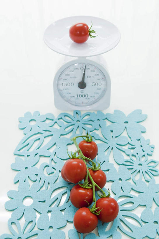 无人,竖图,俯视,室内,白天,白色背景,仪器,蔬菜,西红柿,一排,许多,阴影,新鲜,整齐,光线,影子,食品,食物,排列,红色,阳光,球体,摄影,有机食品,绿色食品,影棚,衡量,队列,计量,衡器,案秤,秤,樱桃番茄,圣女果,番茄,彩图,高角度拍摄,影棚拍摄,拍摄