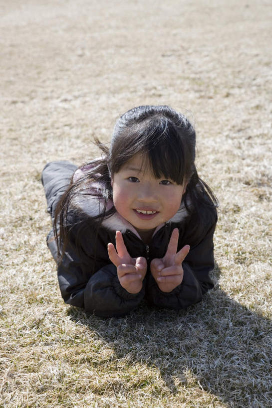 东方人,儿童,头发,一个人,笑,摸,微笑,露齿笑,竖图,俯视,室外,白天,旅游,度假,快乐,兴奋,纯洁,骄傲,成功,胜利,草地,草坪,植物,亚洲,仅一个女性,仅一个人,撑,抚摸,阴影,服装,光线,影子,褐色,注视,休闲装,黄种人,娱乐,草,小孩,衣服,绿色,黑色,阳光,观察,看,趴着,手势,仅一个小孩,享受,休闲,休闲服,放松,可爱,童年,童趣,自信,服饰,观看,察看,撑着,关注,童真,烂漫,无邪,天真,女孩,女人,女性,亚洲人,孩子,长发,触摸,接触,趴,抬头,仰头,彩图,高角度拍摄,全身,欢乐,开心,女生