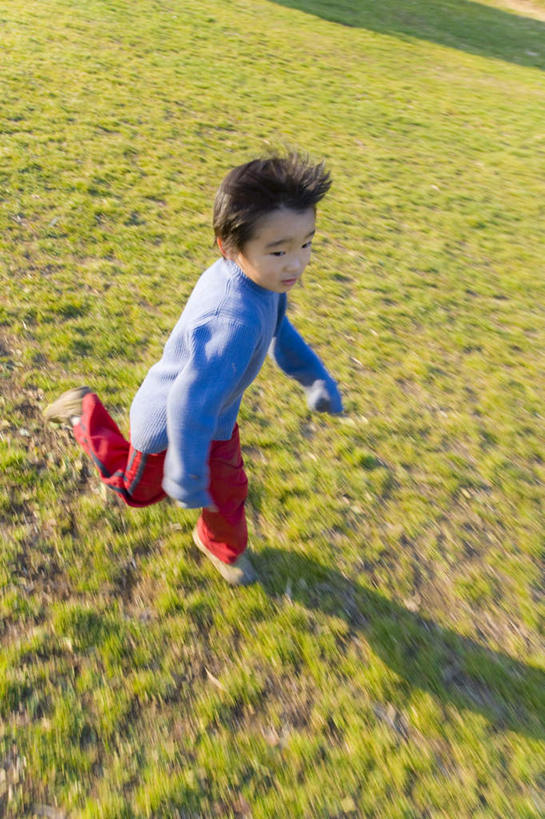 东方人,儿童,头发,一个人,站,跑,竖图,俯视,室外,白天,锻炼,旅游,度假,纯洁,运动,草地,草坪,植物,亚洲,仅一个男性,仅一个人,阴影,服装,裤子,光线,影子,抬腿,休闲装,黄种人,娱乐,草,小孩,衣服,红色,蓝色,绿色,黑色,阳光,站着,仅一个小孩,享受,休闲,休闲服,放松,可爱,童年,童趣,服饰,童真,烂漫,无邪,体育,天真,男孩,男人,男性,亚洲人,孩子,跑步,站立,彩图,高角度拍摄,全身,健身,男生