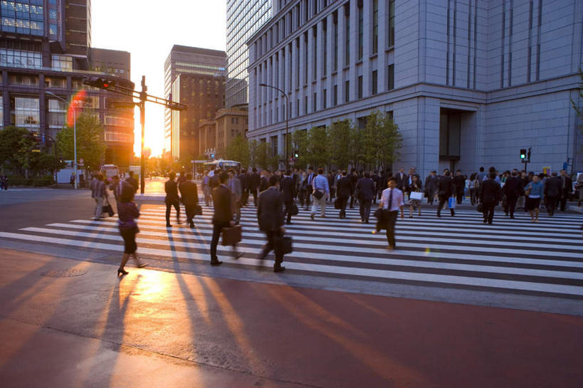 高楼大厦,站,走,横图,室外,白天,正面,旅游,度假,日出,太阳,植物,大厦,道路,建筑,路,摩天大楼,人行横道,公路,东京,日本,亚洲,许多,包,皮包,人行道,交通,朝霞,晨曦,黎明,许多人,拎,娱乐,树,树木,蓝色,绿色,蓝天,天空,阳光,自然,天,站着,一群人,享受,休闲,放松,生长,成长,单肩包,人行横道线,东亚,本州,关东地方,本州岛,日本国,东京都,朝阳,斑马线,马路,步行,散步,站立,走路,彩图,全身,破晓,大楼,高层建筑,高楼,摩天楼,拎着