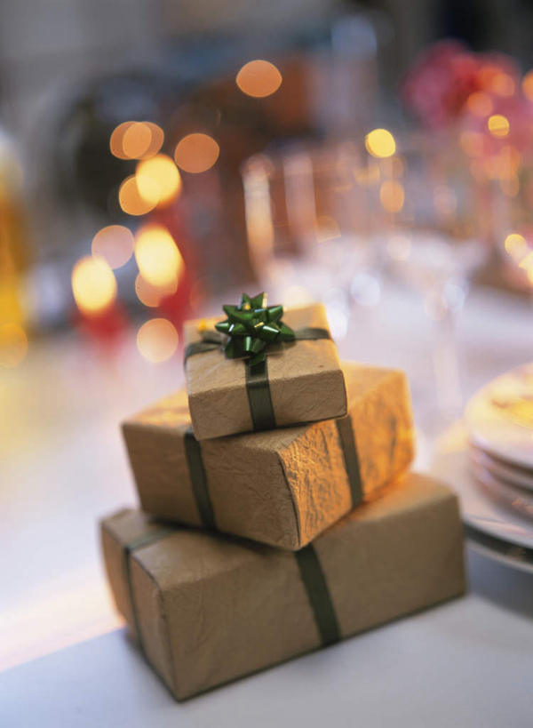 无人,竖图,俯视,室内,白天,桌面,餐具,蜡烛,礼盒,礼物,照明,圣诞节,阴影,堆叠,节日,朦胧,模糊,庆祝,反射,彩灯,碟子,火焰,盘,影子,纸盒,烛光,灯光,燃烧,文化,灯,盒子,三个,包装盒,盘子,礼品盒,灯具,碟,点燃,庆典,花灯,礼品,纪念,堆,照亮,照明设备,彩图,高角度拍摄