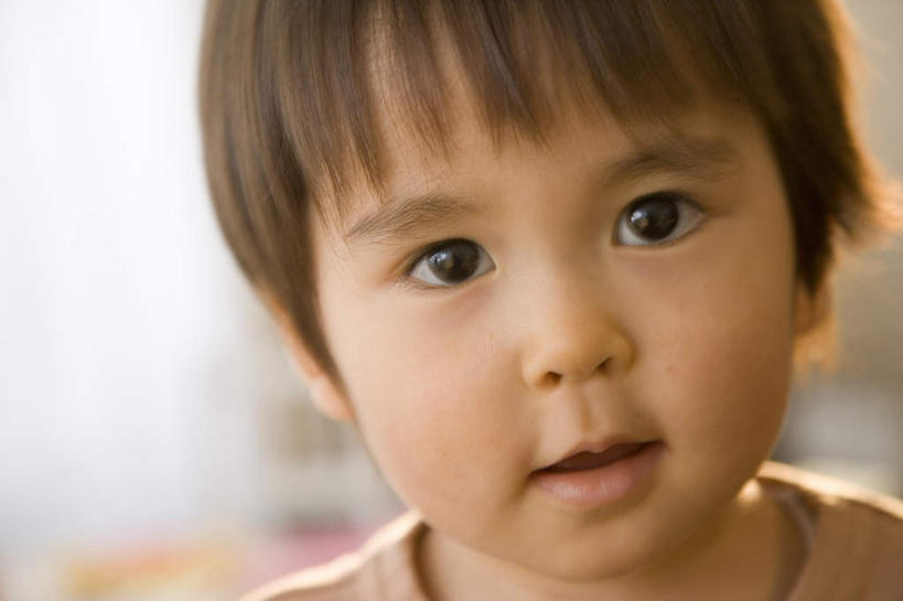 东方人,儿童,脸,头,脸颊,头发,一个人,站,笑,微笑,露齿笑,横图,室外,特写,白天,正面,纯洁,亚洲,仅一个女性,仅一个人,服装,朦胧,模糊,注视,休闲装,黄种人,小孩,衣服,黑色,灰色,观察,看,站着,仅一个小孩,休闲,休闲服,可爱,童年,童趣,服饰,观看,察看,关注,童真,烂漫,无邪,天真,女孩,女人,女性,亚洲人,孩子,头部,脸部,脸蛋,面部,站立,半身,彩图,女生