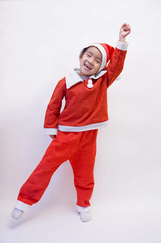 东方人,儿童,一个人,站,举,笑,摸,微笑,露齿笑,竖图,室内,白天,白色背景,正面,纯洁,帽子,亚洲,仅一个男性,仅一个人,抚摸,握,瓷砖,地砖,墙,地面,注视,黄种人,鼓励,墙壁,墙面,小孩,衣服,红色,观察,加油,看,手势,托,握拳,站着,仅一个小孩,圣诞帽,可爱,童年,童趣,打气,握着,摄影,影棚,观看,踮脚,察看,关注,鼓舞,圣诞装,童真,烂漫,无邪,棉帽,天真,男孩,男人,男性,亚洲人,孩子,触摸,接触,举起,举手,举着,向上举,向上伸,向上托,站立,彩图,全身,影棚拍摄,拍摄,男生