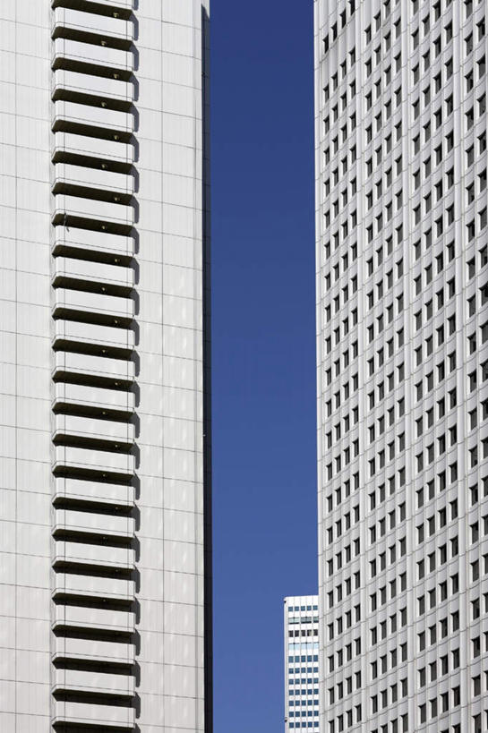 无人,高楼大厦,竖图,室外,白天,仰视,度假,美景,窗户,城市风光,城市,大厦,建筑,摩天大楼,东京,日本,亚洲,一排,许多,阴影,整齐,光线,影子,景观,云,云朵,云彩,娱乐,玻璃窗,排列,蓝色,白云,蓝天,天空,阳光,天,享受,休闲,景色,放松,队列,东亚,本州,关东地方,本州岛,日本国,东京都,彩图,低角度拍摄,大楼,高层建筑,高楼,摩天楼