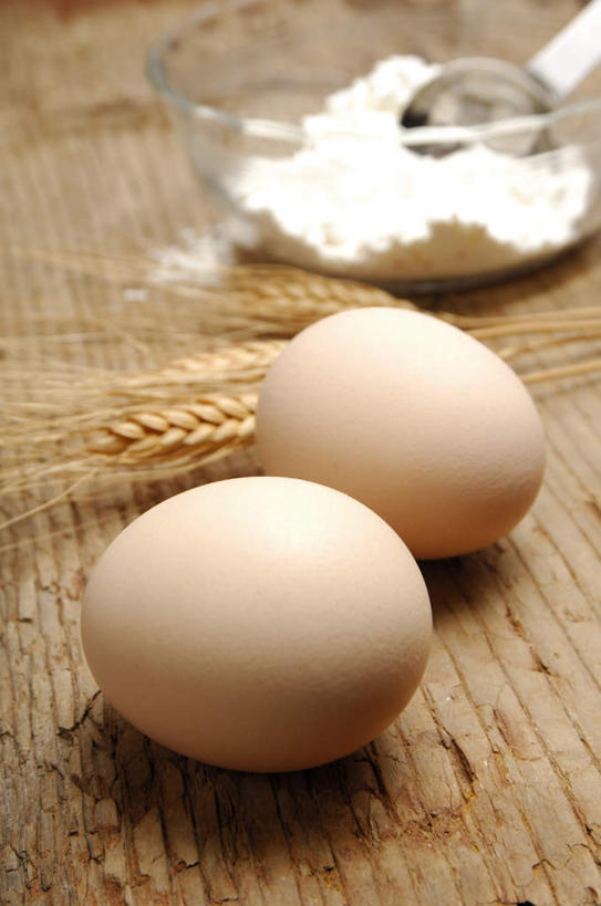 无人,竖图,俯视,室内,白天,农作物,小麦,桌面,餐具,阴影,反射,碟子,粉末,盘,椭圆,影子,蛋,谷物,鸡蛋,面粉,粮食,两个,白色,盘子,碟,粉,稻谷,稻子,麦子,农产品,原材料,卵,粉状,彩图,高角度拍摄