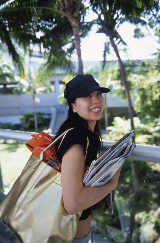 东方人,一个人,家,站,捧,笑,摸,微笑,露齿笑,竖图,室外,白天,侧面,旅游,度假,草地,草坪,植物,报纸,帽子,亚洲,仅一个年轻女性,仅一个女性,仅一个人,抚摸,握,阴影,服装,光线,信息,包,皮包,影子,房屋,屋子,云,云朵,拿,云彩,拿着,扭头,注视,休闲装,黄种人,娱乐,运动帽,楼房,住宅,草,树,树木,一个,衣服,蓝色,绿色,白色,白云,蓝天,天空,阳光,自然,天,观察,看,站着,转头,享受,休闲,休闲服,鸭舌帽,放松,握着,服饰,生长,单个,成长,观看,新闻,单肩包,察看,关注,一顶,年轻女性,女人,女性,亚洲人,触摸,端,端着,接触,捧着,手捧,站立,半身,彩图,房子,报刊