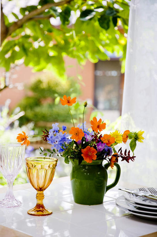 无人,竖图,室内,白天,正面,旅游,度假,快乐,幸福,植物,窗户,落地窗,桌面,杯子,花瓶,神奈川,日本,亚洲,阴影,盛开,光线,高脚杯,盆栽,影子,玛格丽特,盆景,红酒杯,横滨,横滨市,神奈川县,花蕾,娱乐,玻璃窗,玻璃制品,雏菊,花,花瓣,花朵,鲜花,红色,蓝色,绿色,阳光,自然,玻璃瓶,酒杯,瓶子,花苞,花蕊,享受,休闲,菊花,放松,活力,生长,成长,希望,坚强,和平,东亚,离别,本州,首府,关东地方,本州岛,日本国,延命菊,幸福花,春菊,马兰头花,暗恋,纯情,单恋,天真,玻璃杯,彩图,愉快