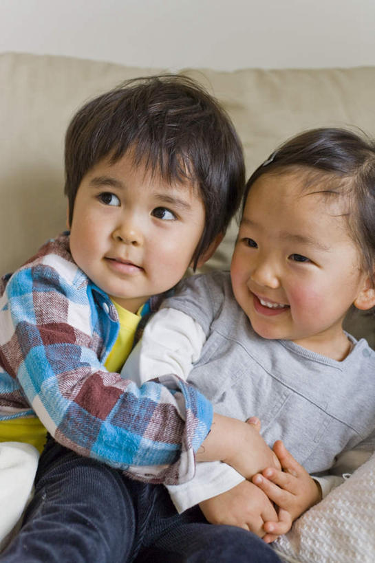 儿童,头发,两个人,伙伴,朋友,坐,握手,笑,摸,微笑,露齿笑,竖图,室内,白天,正面,衬衫,友谊,纯洁,沙发,抚摸,服装,方格,墙,依偎,注视,休闲装,墙壁,墙面,小孩,衣服,蓝色,黑色,灰色,观察,看,靠,靠着,倚靠,休闲,休闲服,可爱,童年,童趣,服饰,观看,察看,倚着,关注,布艺沙发,童真,烂漫,无邪,依附,依赖,投靠,天真,友情,男孩,男人,男性,女孩,女人,女性,触摸,接触,拉手,手拉手,手握手,坐着,半身,彩图,衬衣,男生,女生