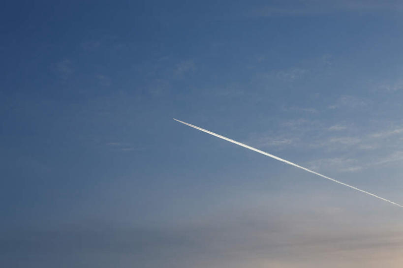 无人,横图,室外,白天,仰视,日本,亚洲,一条,阴影,反射,影子,烟雾,云,云朵,云彩,蓝色,白色,白云,蓝天,天空,天,污染,废气,东亚,飞机尾迹,本州,尾迹云,机尾云,飞机拉烟,云带,尾迹,关东地方,本州岛,日本国,群马,群马县,机尾迹,飞机尾气,彩图,低角度拍摄