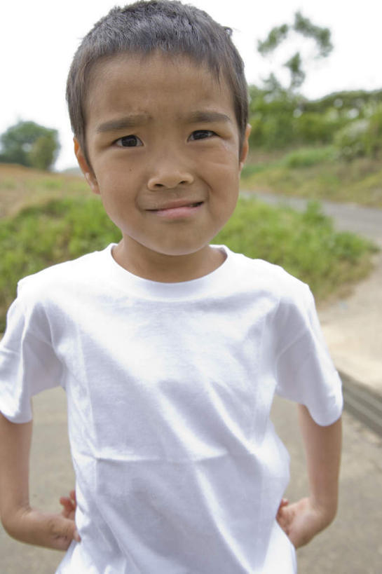 东方人,儿童,头发,一个人,站,笑,摸,微笑,露齿笑,竖图,室外,白天,正面,旅游,度假,纯洁,草地,草坪,植物,道路,路,亚洲,仅一个男性,仅一个人,抚摸,服装,小路,交通,注视,休闲装,黄种人,娱乐,草,树,树木,小孩,衣服,蓝色,绿色,白色,黑色,蓝天,天空,自然,天,观察,看,站着,仅一个小孩,享受,休闲,休闲服,放松,可爱,童年,童趣,服饰,乡间小路,生长,成长,观看,察看,关注,童真,烂漫,无邪,天真,男孩,男人,男性,亚洲人,孩子,触摸,接触,站立,半身,彩图,男生