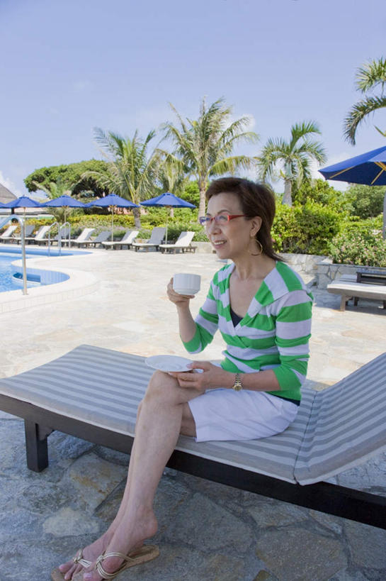 东方人,一个人,坐,笑,摸,微笑,露齿笑,竖图,室外,白天,正面,旅游,度假,草地,草坪,植物,椅子,亚洲,仅一个年轻女性,仅一个女性,仅一个人,一副,抚摸,握,阴影,条纹,服装,光线,眼镜,影子,躺椅,拿,拿着,注视,休闲装,黄种人,娱乐,草,树,树木,衣服,蓝色,绿色,白色,蓝天,天空,阳光,自然,天,观察,看,享受,休闲,赤脚,休闲服,放松,握着,服饰,生长,晴朗,成长,观看,沙滩椅,察看,关注,近视眼镜,万里无云,年轻女性,女人,女性,亚洲人,晴空,晴空万里,触摸,接触,坐着,彩图,全身